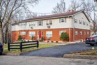 Lindsay Court Apartments in Louisville, KY - Building Photo - Building Photo