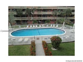 180 NE 12th Ave in Hallandale Beach, FL - Building Photo