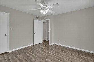 1910 Willowbend St in Conroe, TX - Building Photo - Building Photo