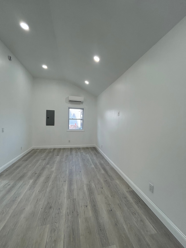 343 Town Line Rd, Unit East Northport Apartment in East Northport, NY - Building Photo - Building Photo