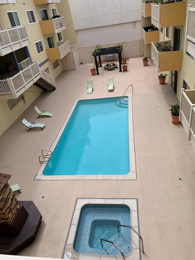 1707 Pacific Coast Hwy, Unit 126 in Hermosa Beach, CA - Foto de edificio - Building Photo