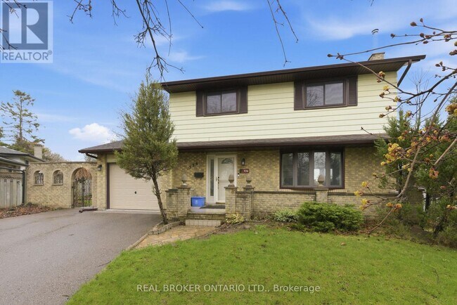 536 Lisbon Ct in Oshawa, ON - Building Photo - Building Photo