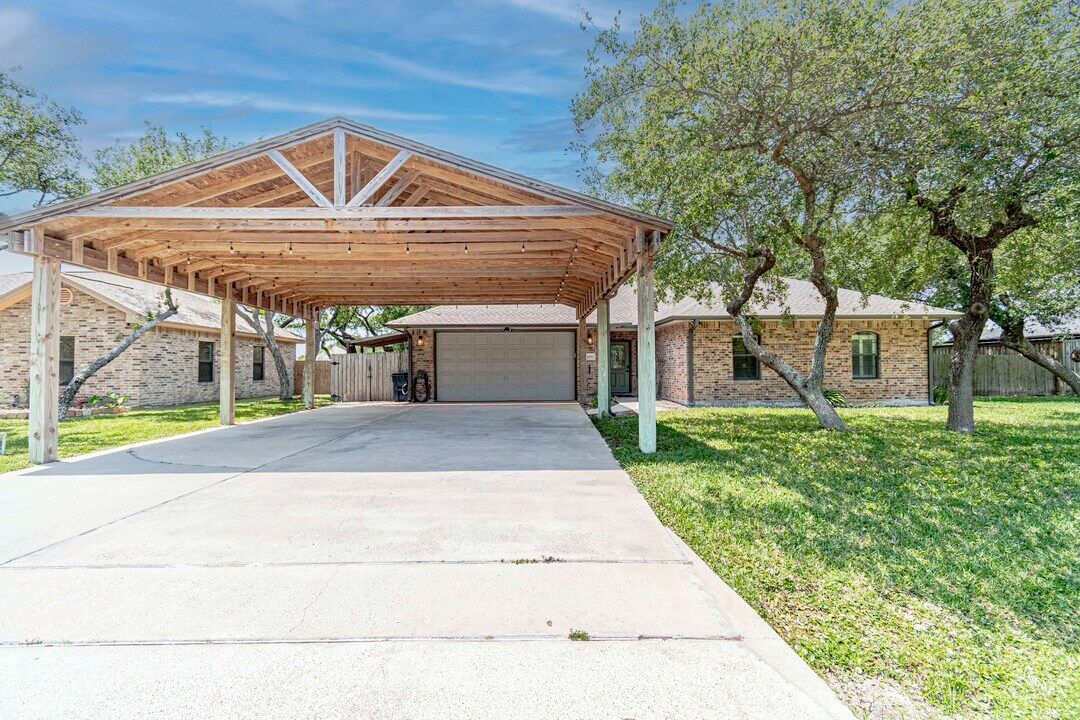 1001 Redwood Ave in Rockport, TX - Building Photo