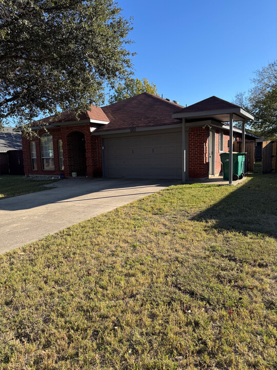 1203 Castleman Dr in Cedar Hill, TX - Building Photo