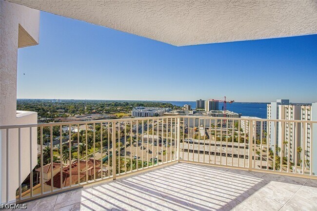 2090 W First St in Ft. Myers, FL - Building Photo - Building Photo