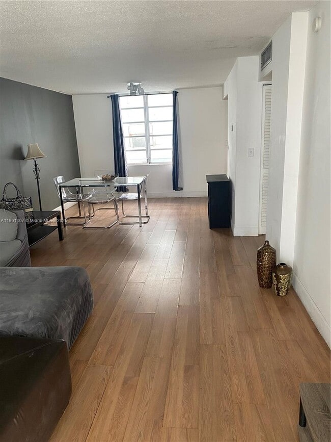 1732 Meridian Ave in Miami Beach, FL - Building Photo - Building Photo
