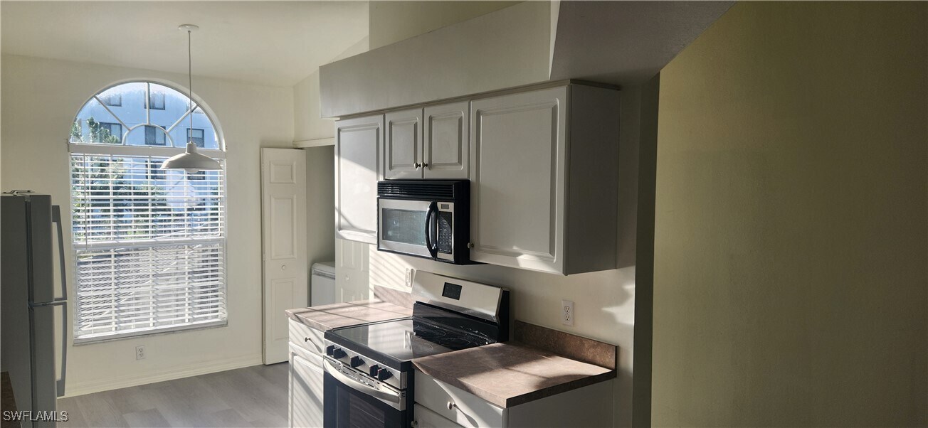 4925 Sandra Bay Dr in Naples, FL - Building Photo