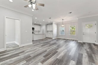 9493 W Palm Ln in Ocean Springs, MS - Building Photo - Building Photo