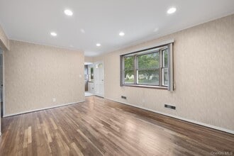 22 Heath Ln in East Northport, NY - Building Photo - Building Photo