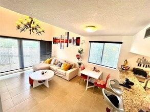 498 SW 2nd St, Unit 201 in Miami, FL - Foto de edificio - Building Photo