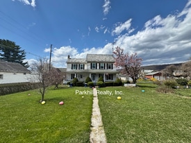 154 S Broadway in Wind Gap, PA - Building Photo
