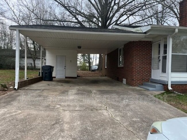 866 Dabney Dr in Henderson, NC - Building Photo - Building Photo