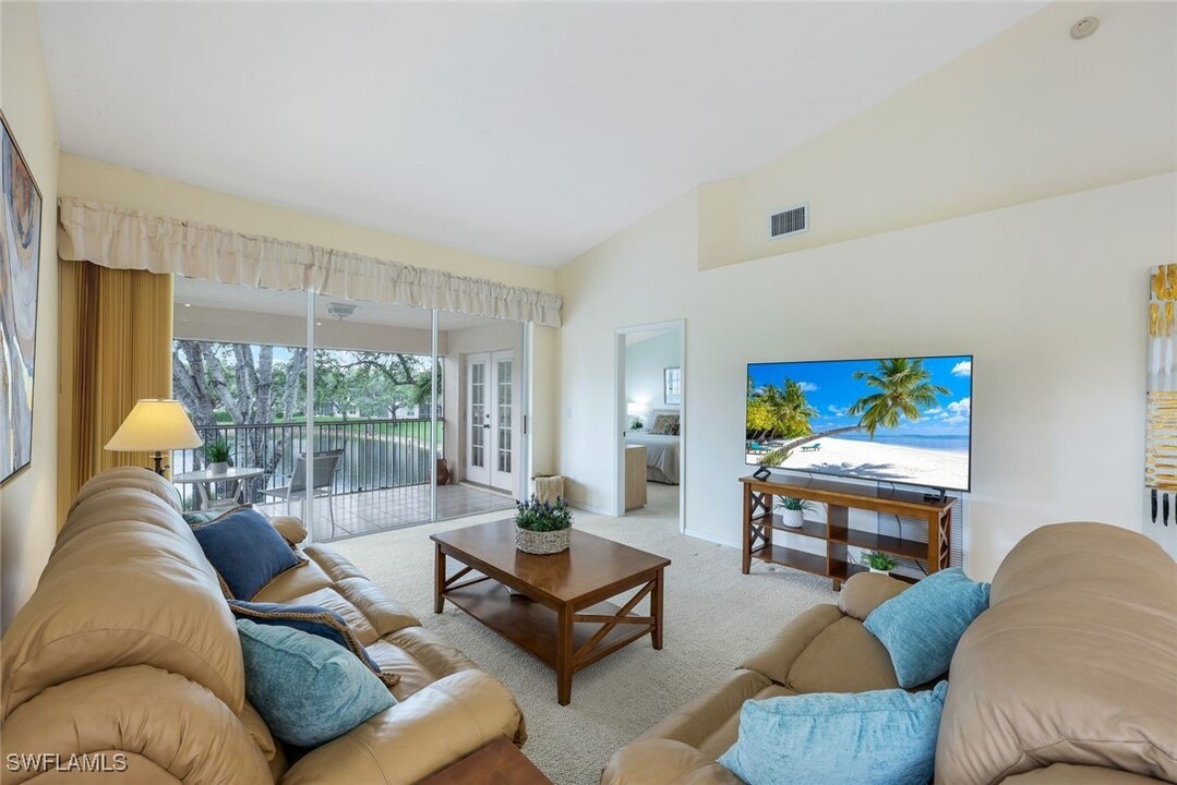 736 Wiggins Lake Dr in Naples, FL - Building Photo