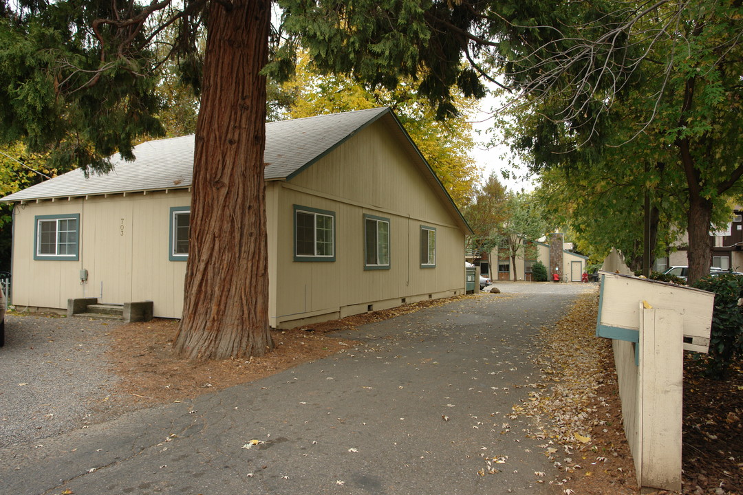 703 W 2nd Ave in Chico, CA - Building Photo