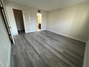 5731 NW 37th St in Virginia Gardens, FL - Foto de edificio - Building Photo