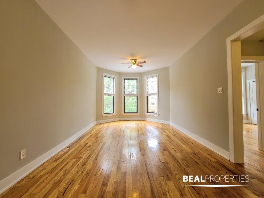 647 W Oakdale Ave in Chicago, IL - Building Photo