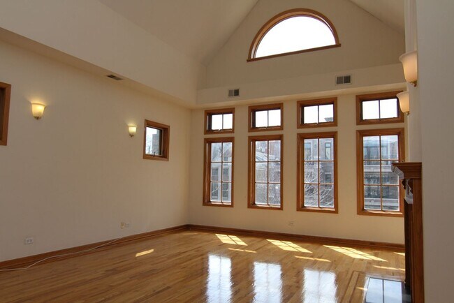 844 W Buckingham Pl, Unit J08P in Chicago, IL - Foto de edificio - Building Photo