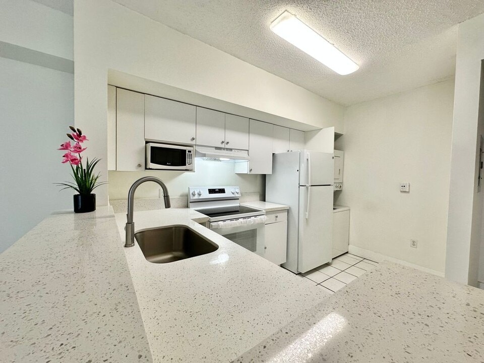5077 NW 7th St in Miami, FL - Building Photo