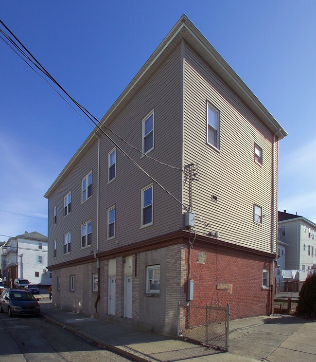 207 Mulberry St in Fall River, MA - Building Photo - Building Photo