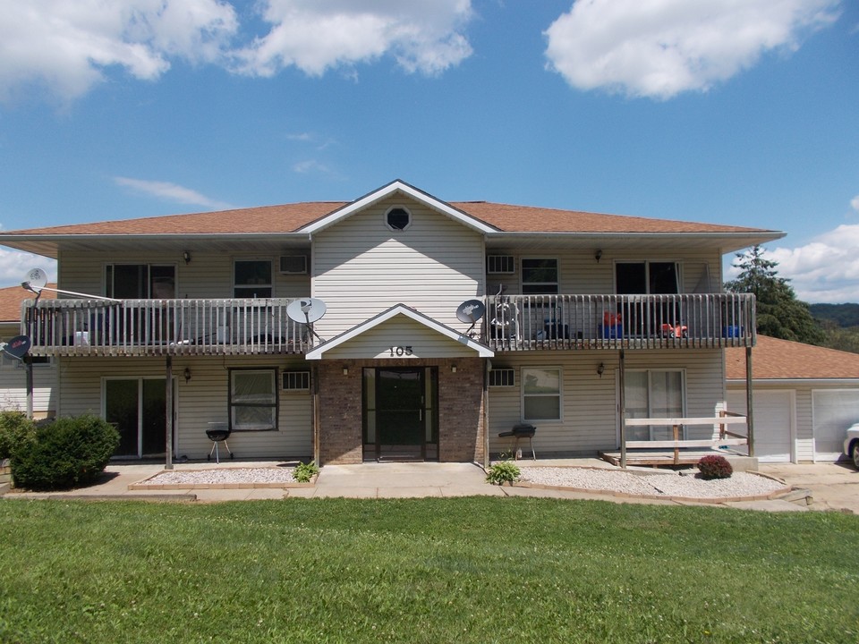 105 Hill St in Norwalk, WI - Foto de edificio