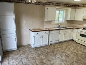 725 Clearwood Ct in Aurora, IL - Building Photo - Building Photo