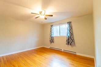 405 Noank Ledyard Rd in Groton, CT - Building Photo - Building Photo