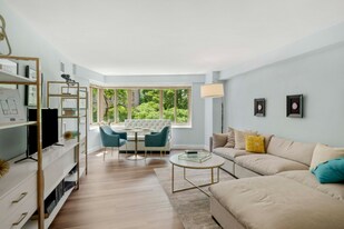 1340 N Lake Shore Dr in Chicago, IL - Building Photo