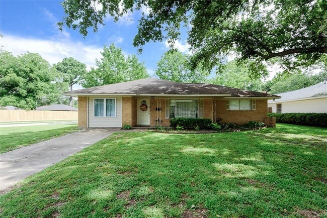 2114 Hewitt Dr