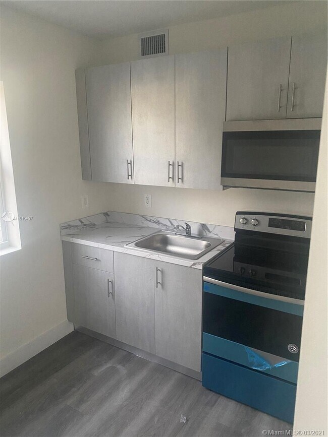 1710 NW 1st Ct-Unit -2 in Miami, FL - Foto de edificio - Building Photo