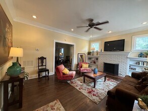 402 W Elsmere Pl in San Antonio, TX - Building Photo - Building Photo