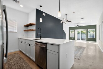 1906 E Crockett St in San Antonio, TX - Building Photo - Building Photo