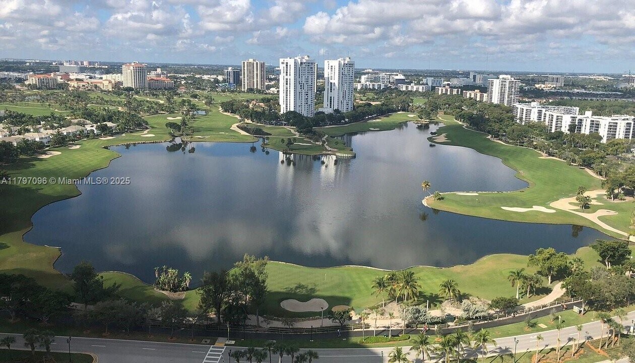 20200 W Country Club Dr in Aventura, FL - Building Photo