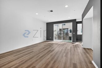 5252 Beachfront Cove in San Diego, CA - Foto de edificio - Building Photo