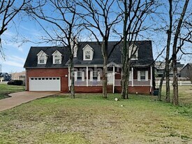 2702 Camden Ct in Thompson's Station, TN - Building Photo