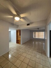 4152 Inverrary Dr in Lauderhill, FL - Foto de edificio - Building Photo