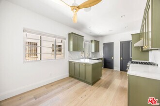 107 Flores St in Los Angeles, CA - Building Photo - Building Photo