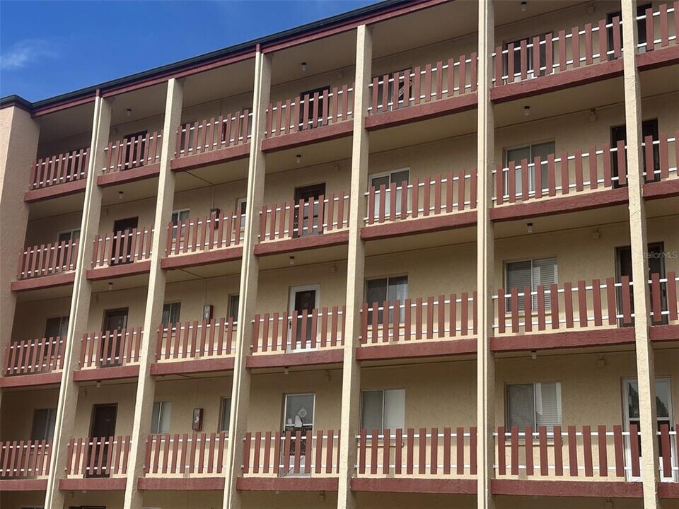 4037 Lake Bayshore Dr in Bradenton, FL - Building Photo