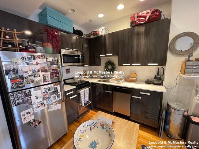 230 Newbury St in Boston, MA - Foto de edificio - Building Photo