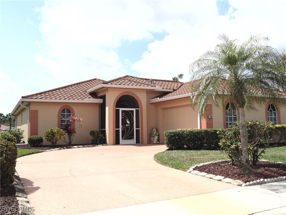 1900 Corona Del Sire Dr in North Fort Myers, FL - Foto de edificio