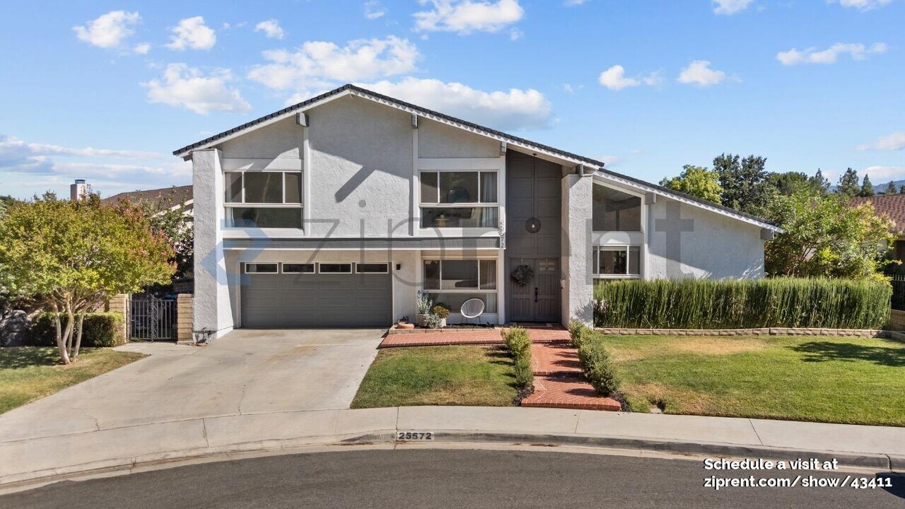 25572 Vía Brava in Santa Clarita, CA - Building Photo