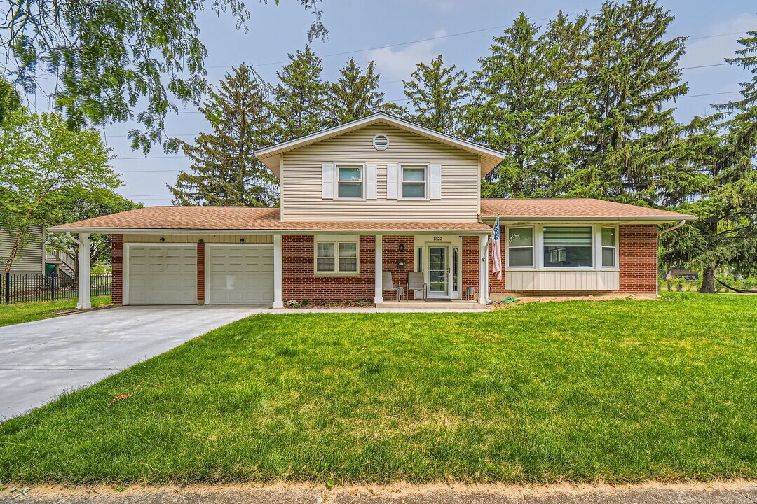 1322 E Thurston Dr in Palatine, IL - Building Photo