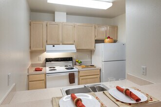 Cascade Court Apartments in Seattle, WA - Building Photo - Building Photo