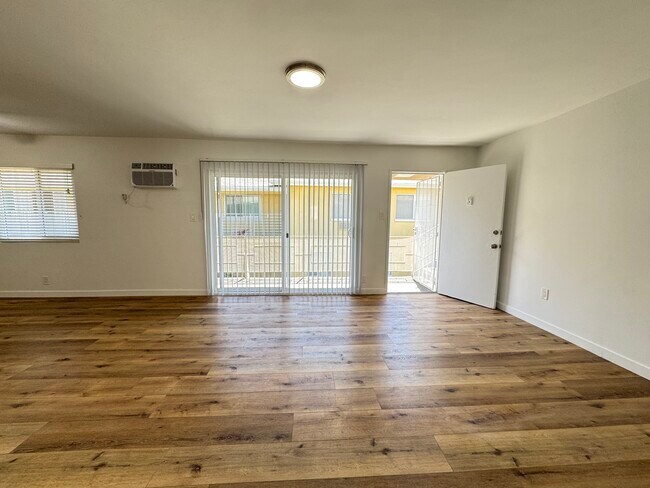 14443 Dickens St in Sherman Oaks, CA - Building Photo - Building Photo