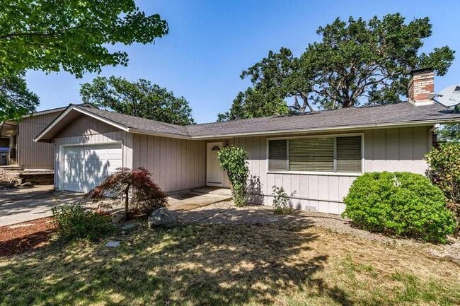 735 Oak Knoll Dr in Ashland, OR - Building Photo - Building Photo