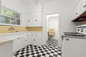 120 Sweetzer Ave in Los Angeles, CA - Building Photo - Building Photo