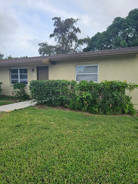 3816 Roan Ct E in West Palm Beach, FL - Building Photo