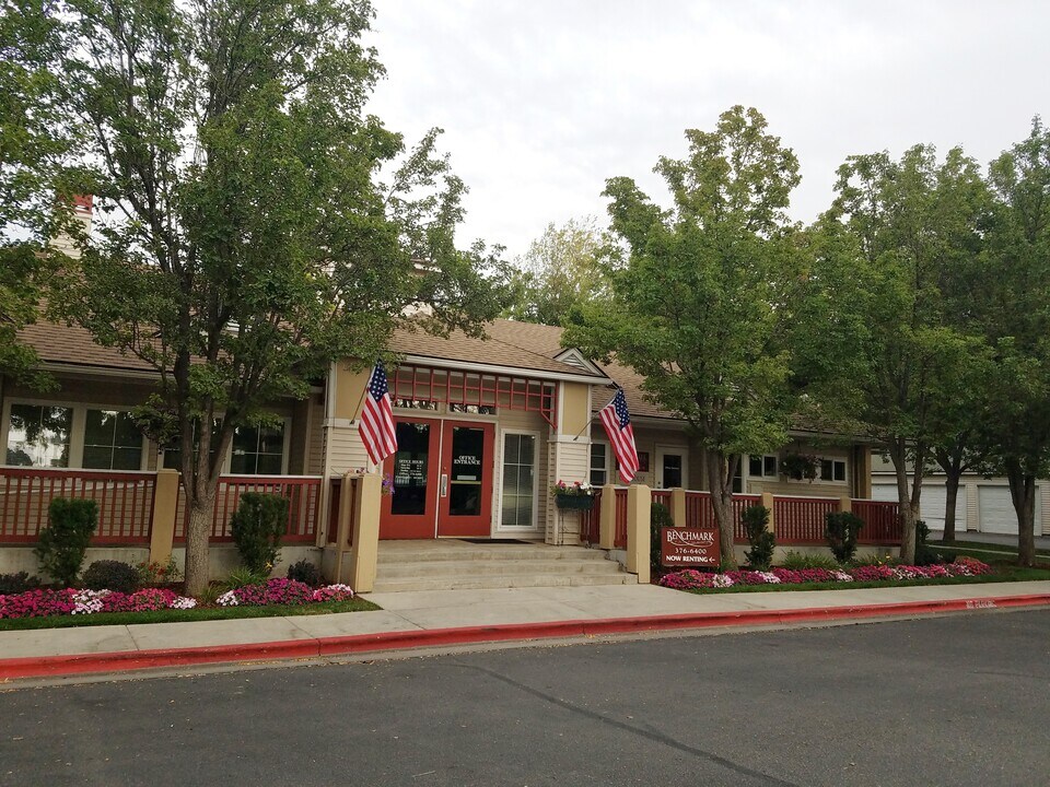 Benchmark Apartments in Boise, ID - Foto de edificio