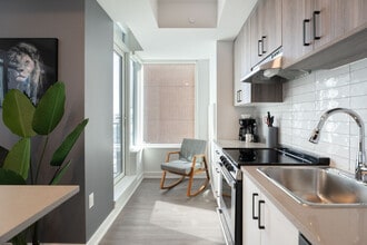 90 Champagne Ave S in Ottawa, ON - Building Photo - Building Photo