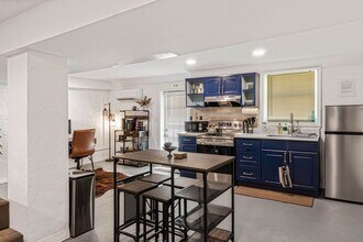 2100 Cascade Rd in Atlanta, GA - Foto de edificio - Building Photo