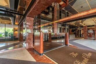 12 Bond St, Unit 4C in Great Neck Plaza, NY - Building Photo - Building Photo